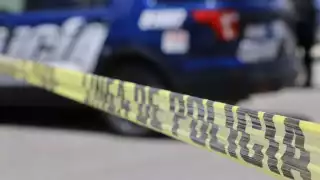 Jóvenes terminan baleados durante presunto intento de asalto en la zona hotelera de Cancún