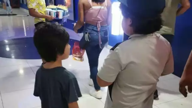 Temen que la progenitora haya sido víctima de un delito; dijo ir al baño y ya no regresó