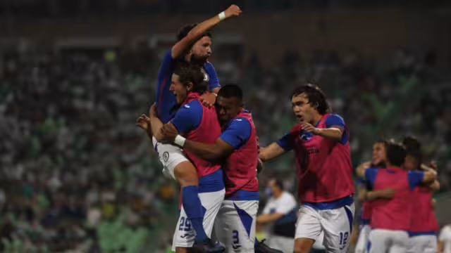 La máquina azul celebra su triunfo contra Santos rumbo a la Liga MX