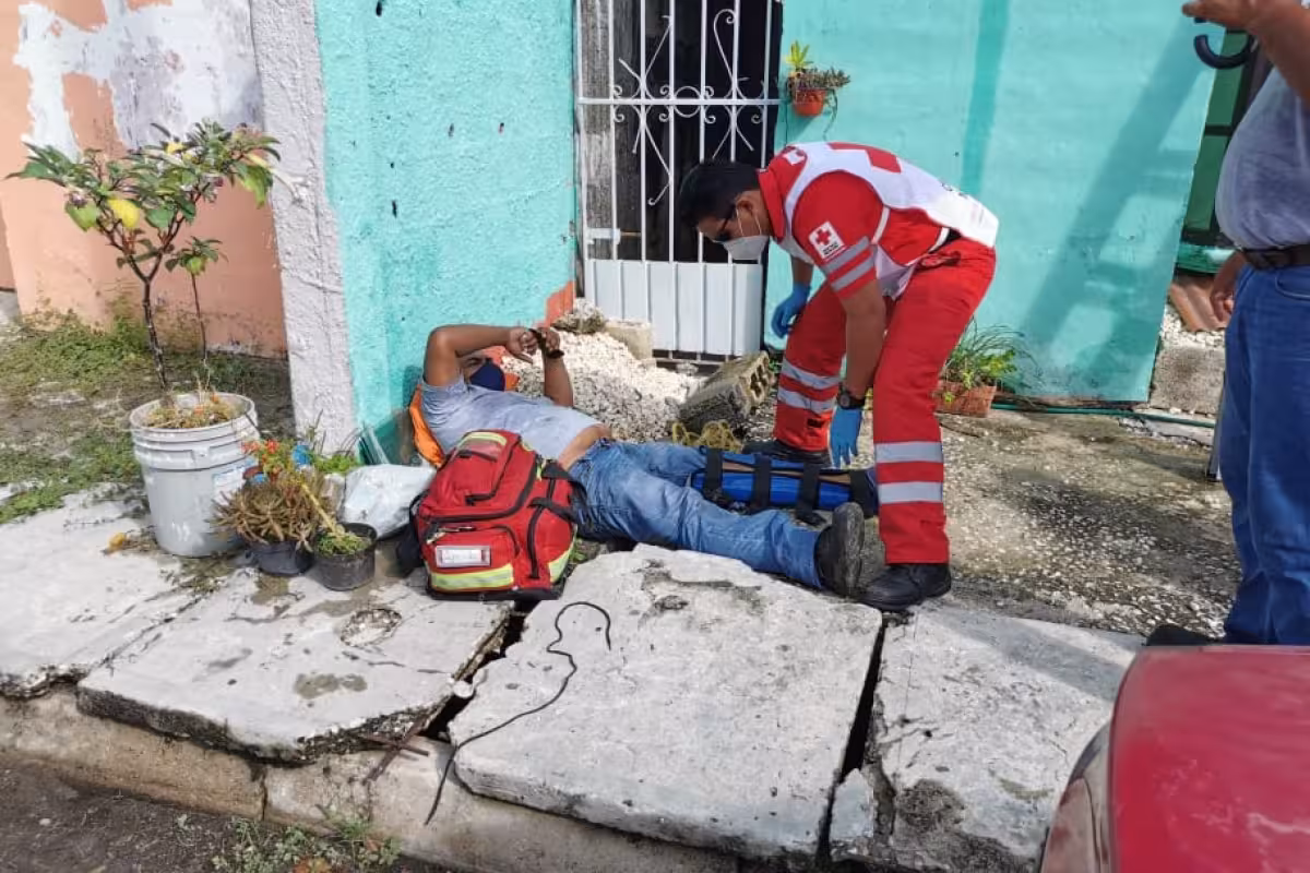 Cae gasero de una altura de tres metros en Ciudad del Carmen - PorEsto