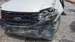 Por exceso de velocidad, camionetas chocan en avenida Juárez en Campeche