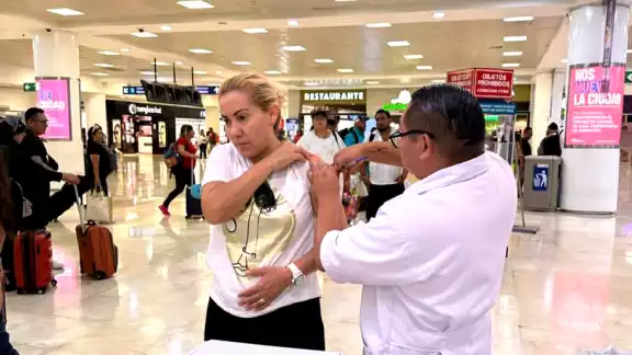 Los pacientes con enfermedades crónicas, inmunodeprimidos, infantes y adultos mayores siguen siendo los más vulnerables, por lo que es crucial inmunizarlos Los pacientes con enfermedades crónicas, inmunodeprimidos, infantes y adultos mayores siguen siendo los más vulnerables, por lo que es crucial inmunizarlos