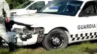 Los elementos de la Guardia Nacional quisieron ganarle el paso al vehículo particular