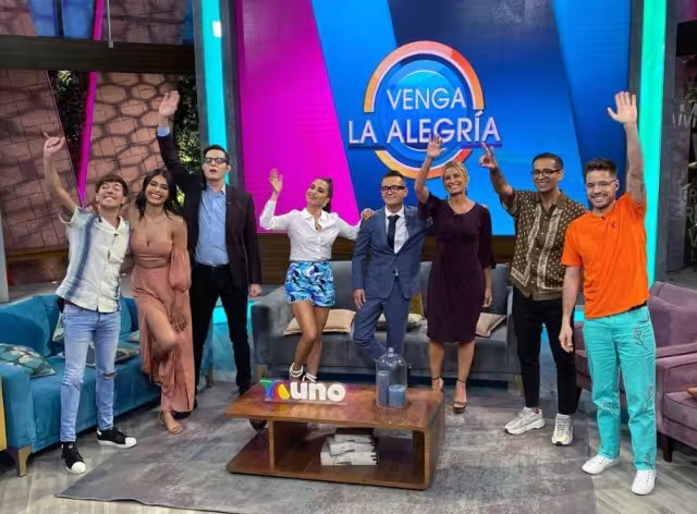 Se pasaron, hasta el vocalista de Grupo Firme salió embarrado. Foto: Especial