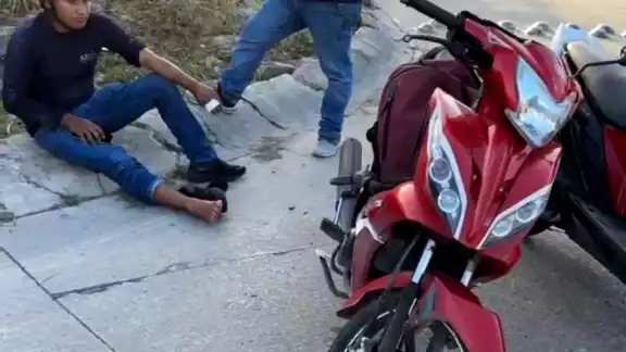 El motociclista presentó una lesión en el pie derecho, pero que no requirió hospitalización