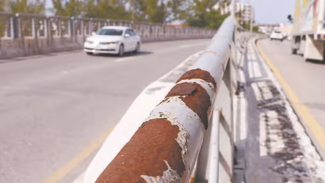 Uno de los puentes presente corrosión en barandales
