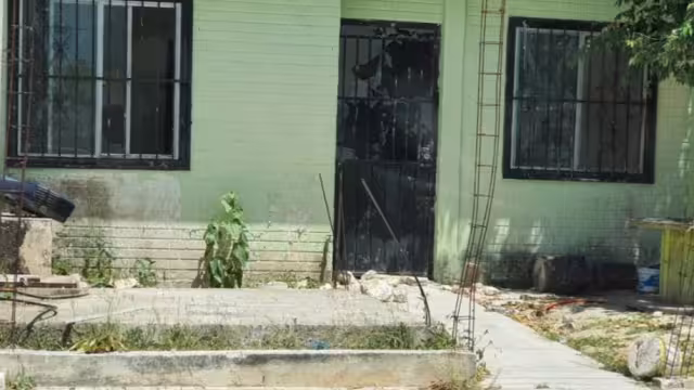 Repartidores de diferentes empresas dañan vivienda