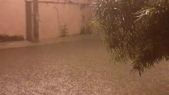 De acuerdo con los primeros reportes, la caída más intensa de agua registró 120 litros/m2 de precipitación