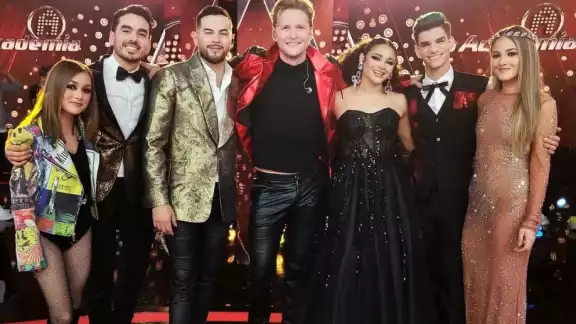 Alexander Acha les da un regalo sorpresa a los finalistas de La Academia