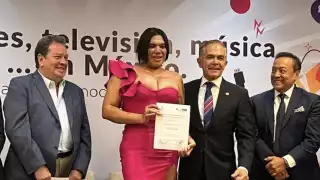 Mancera entrega reconocimiento a Kimberly 'La más preciosa'