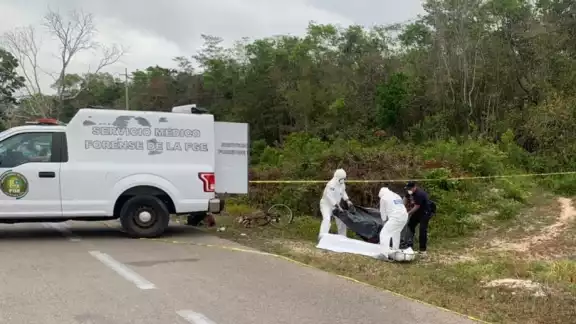 El cuerpo del ciclista atropellado fue llevado al Semefo