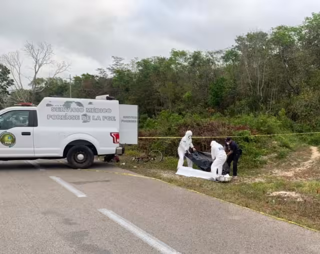 El cuerpo del ciclista atropellado fue llevado al Semefo