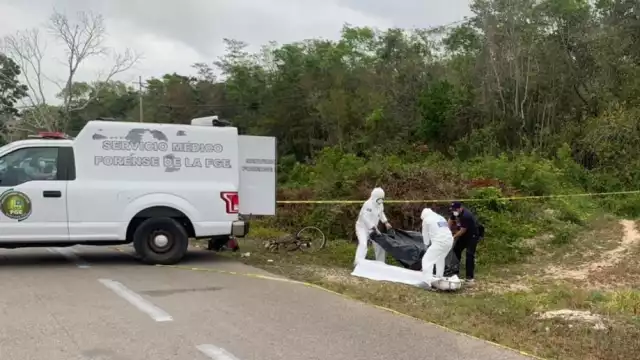 El cuerpo del ciclista atropellado fue llevado al Semefo