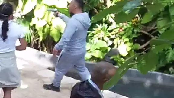 El hombre fue grabado por cámaras de seguridad