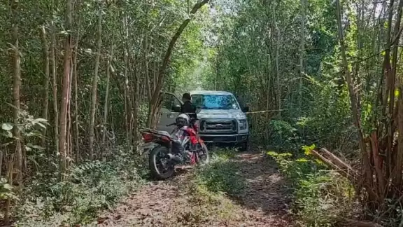 Uno de los cuerpos tenía una cartulina con un mensaje amenazante