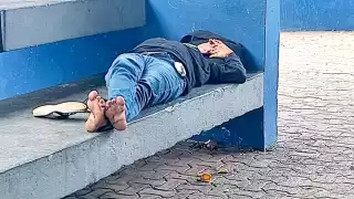 Algunas de las personas que viven bajo los puentes son consumidos de drogas