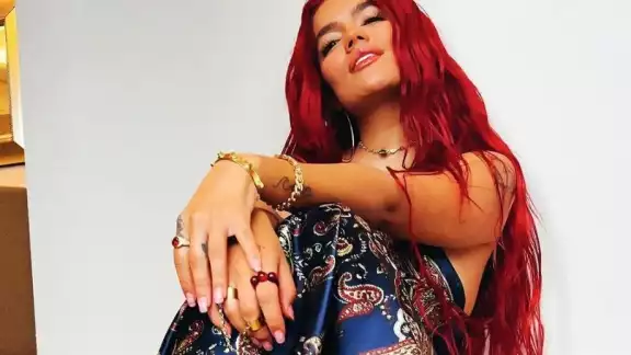 La intérprete de "Tusa" se tropezó al bajar de una tarima; la colombiana bromeó sobre la situación con sus fans La intérprete de "Tusa" se tropezó al bajar de una tarima; la colombiana bromeó sobre la situación con sus fans