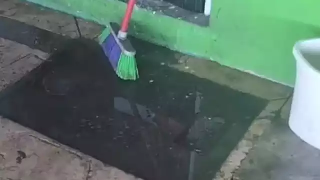 Acusan a administradora de negligencia por rebosamiento de drenajes en Campeche