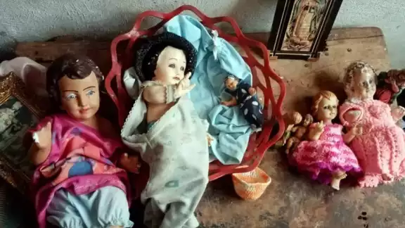 Las efigies fueron localizadas en el predio de una habitante que inicialmente dijo desconocer cómo fue que llegaron a su casa Las efigies fueron localizadas en el predio de una habitante que inicialmente dijo desconocer cómo fue que llegaron a su casa
