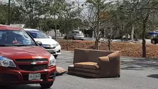 El sillón abandonado en el Periférico de Mérida pudo provocar accidentes de tránsito