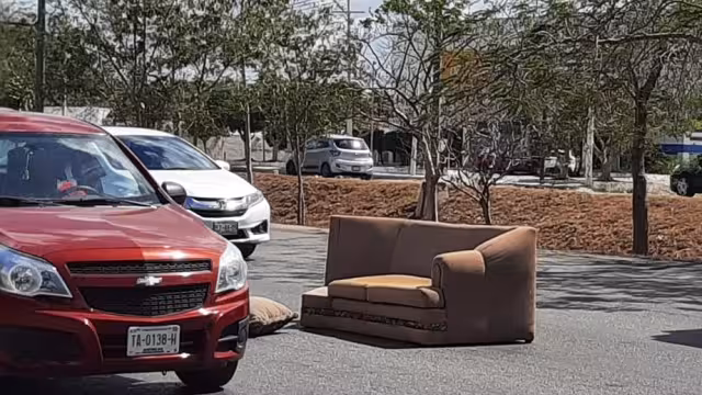 El sillón abandonado en el Periférico de Mérida pudo provocar accidentes de tránsito