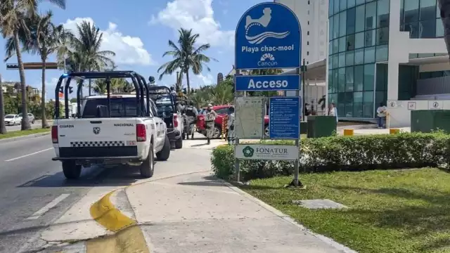 Agentes de la Guardia Nacional permanecen afuera del condominio en la Zona Hotelera de Cancún para evitar el ingreso de armas al sitio