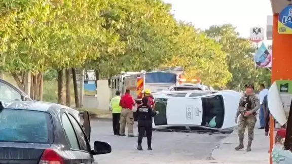 El taxi terminó volcada 945 en el cruce de la avenida Luis Manuel Sevilla y la calle Costa Rica. El taxi terminó volcada 945 en el cruce de la avenida Luis Manuel Sevilla y la calle Costa Rica.