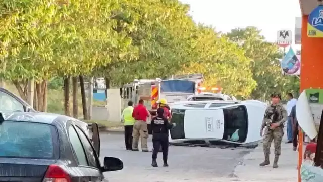 El taxi terminó volcada 945 en el cruce de la avenida Luis Manuel Sevilla y la calle Costa Rica.
