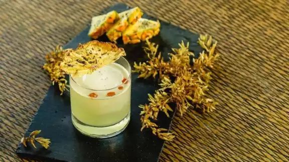 Recibe el nombre de 'Pineapple gift' y fue creada por el aclamado mixólogo, Bruno Lardelli Recibe el nombre de 'Pineapple gift' y fue creada por el aclamado mixólogo, Bruno Lardelli