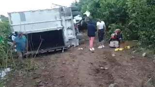 Rapiñan jugos y alimentos tras volcadura de tráiler en Bacalar