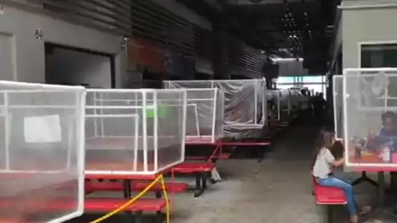 En ese centro de abasto se observaron también varios negocios cerrados y otros que desde temprano comenzaron a retirarse debido a la falta de ese servicio