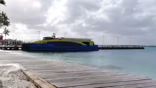 Los cruces al continente se mantuvieron regularmente, aunque la mayoría eran trabajadores hoteleros