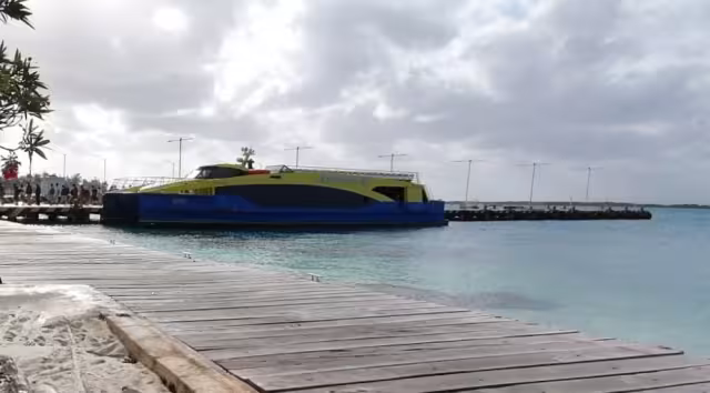 Los cruces al continente se mantuvieron regularmente, aunque la mayoría eran trabajadores hoteleros