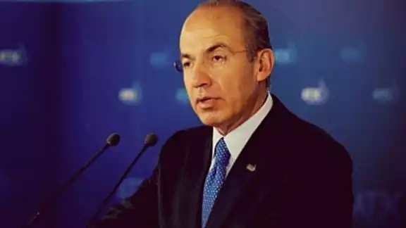 Felipe Calderón acompañó el mensaje con una fotografía en la que aparece junto a su familia