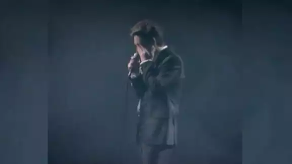 El cantante se disculpó con el público y los invito a disfrutar la vida El cantante se disculpó con el público y los invito a disfrutar la vida