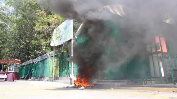 Maestros de Chiapas vandalizan Secretaría de Educación Maestros de Chiapas vandalizan Secretaría de Educación