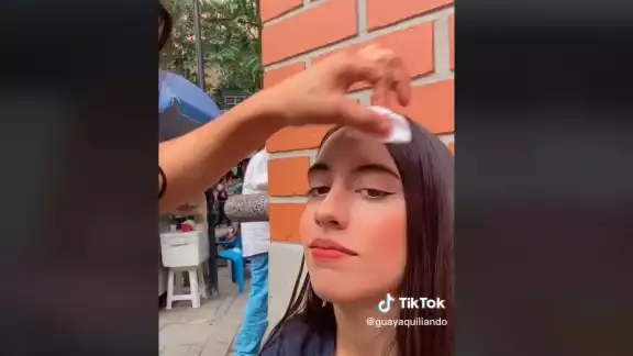 ‘Parezco Vicente Fernández’, joven se hace las cejas en puesto callejero ‘Parezco Vicente Fernández’, joven se hace las cejas en puesto callejero