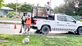 Algunos habitantes refieren que una de las molestias es que los elementos usurpan funciones como detener conductores