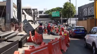 Se desploma estructura metálica en obras de Tlalpan y golpea automóvil