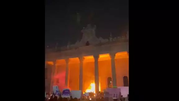 Puertas del palacio de gobierno de Monterrey fueron quemadas Puertas del palacio de gobierno de Monterrey fueron quemadas