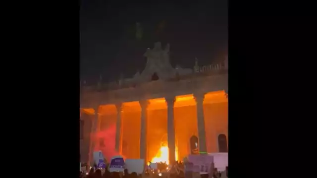 Puertas del palacio de gobierno de Monterrey fueron quemadas