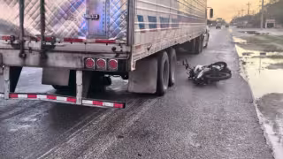 Muere motociclista al quedar debajo de un tráiler en el bulevar Playa del Carmen