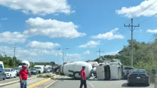 Dos accidentes colapsan la carretera Playa del Carmen–Tulum; hay tres heridos