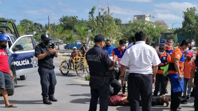 Al verse acorralado y escuchar  a los guardias de seguridad manifestarle que no podría salir, el hombre intentó huir