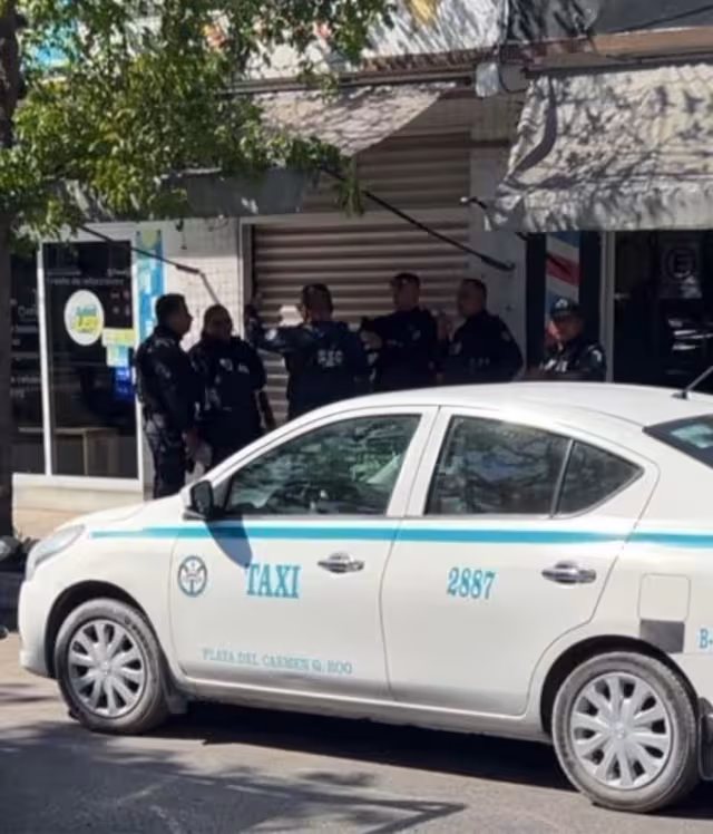 La unidad fue asegurada por elementos policiacos que atendieron el reporte.