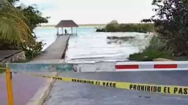 Con ayuda de una lancha los oficiales arrastraron el cuerpo a la orilla