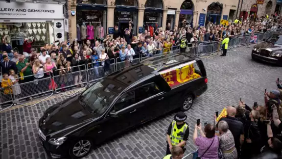 La procesión que traslada los restos mortales de Isabel II inician desde el Palacio de Holyroodhouse y llegarán a la catedral de Saint Giles La procesión que traslada los restos mortales de Isabel II inician desde el Palacio de Holyroodhouse y llegarán a la catedral de Saint Giles