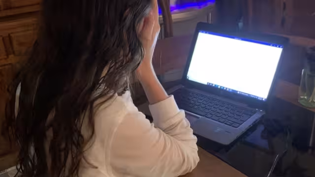 Se debe evitar darles dispositivos para distraerlos, debido a que les causan adicción