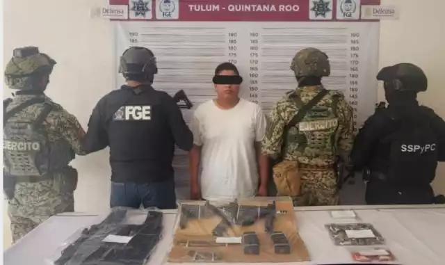 Elementos de seguridad aseguraron un arma larga tipo AR-15, considerada de uso exclusivo de las Fuerzas Armadas, así como dos cargadores abastecidos