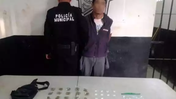 Fue detenido por conducir conducir a exceso de velocidad en su mototaxi, pero le fueron encontradas bolsas con narcóticos Fue detenido por conducir conducir a exceso de velocidad en su mototaxi, pero le fueron encontradas bolsas con narcóticos